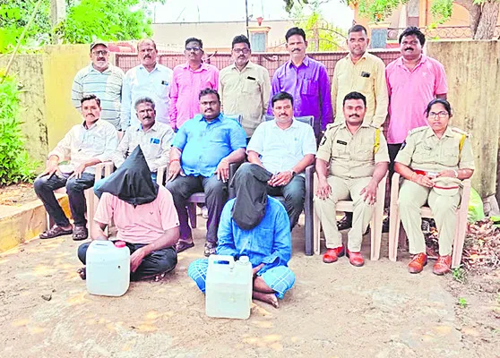నాటుసారా విక్రయిస్తున్న ఇద్దరు అరెస్ట్
