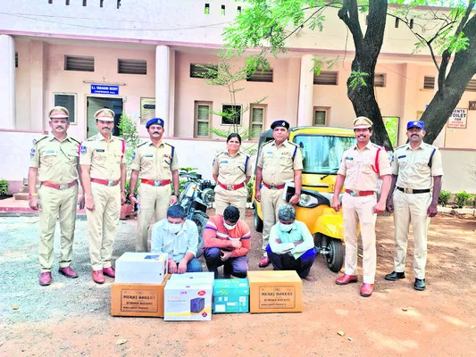 ‘మత్తు’ తరలిస్తున్న ముగ్గురి అరెస్ట్