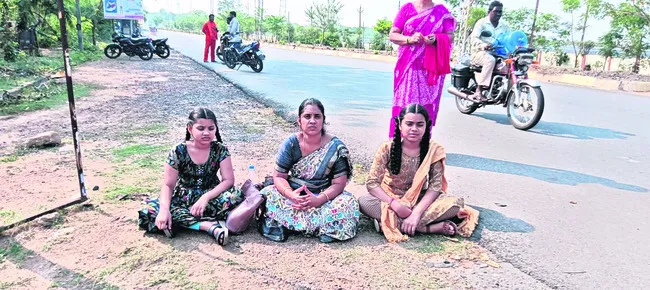 పోలీస్ స్టేషన్ ఎదుట మహిళల ఆందోళన