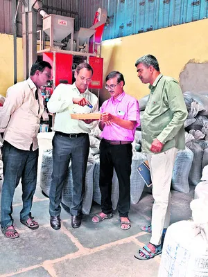 పత్తి విత్తన ప్రాసెసింగ్ యూనిట్లలో తనిఖీలు