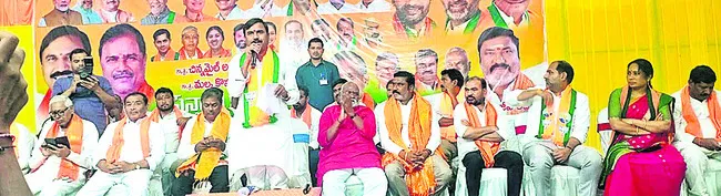 కాంగ్రెస్ ఎమ్మెల్యేలు మంత్రి పదవుల కోసం కొట్టుకుంటున్