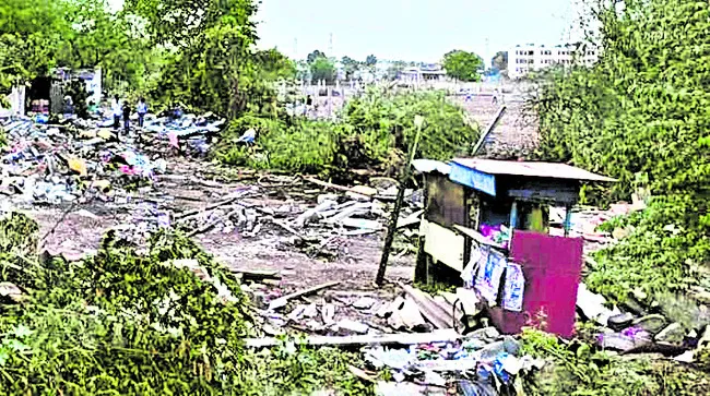 పునరావాసం కల్పించి ఇళ్లను కూల్చండి