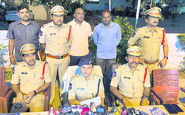 పోలీస్ ఇన్ఫార్మర్గా వ్యవహరిస్తున్నాడని..