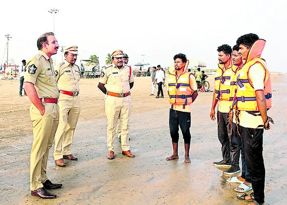 మద్యం మత్తులో సముద్రంలోకి దిగితే కఠిన చర్యలు