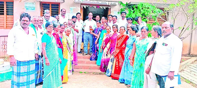 ఉపాధి మేట్ తొలగింపుపై నిరసన