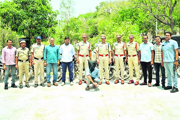 ఒక్కడే..18 బైక్లు చోరీ