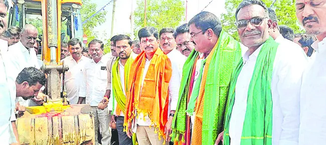 సీఎం ఇలాఖాలో ప్రగతి ‘బాటలు’