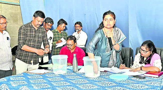 పారదర్శకంగా షెట్టర్లు