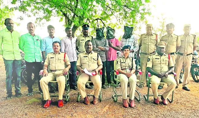 ముగ్గురు అంతర్ జిల్లా బైక్ దొంగలు అరెస్టు