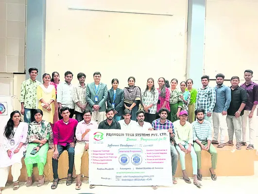 ఉద్యోగ, ఉపాధి అవకాశాలు అందిపుచ్చుకోవాలి