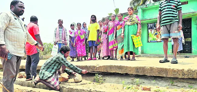 బడికి వెళ్లాలన్నా.. మూడు కిలోమీటర్లు నడవాల్సిందే