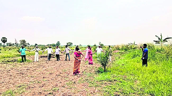 ఉద్రిక్తతల నడుమ పామాయిల్‌ మొక్కల తొలగింపు