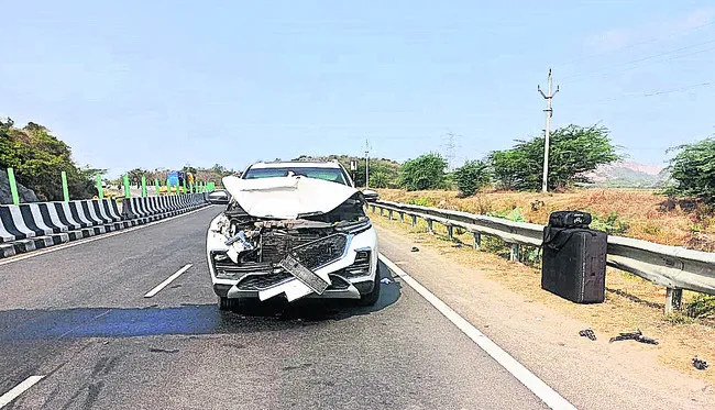 ట్రాక్టర్ను ఢీకొన్న కారు