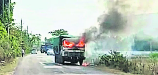 బండరాళ్ల లారీలో మంటలు