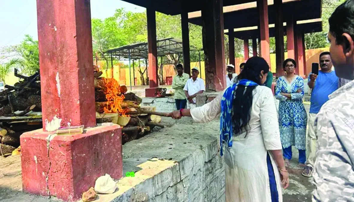 Daughter Who Performed Father Funeral In Mahabubnagar