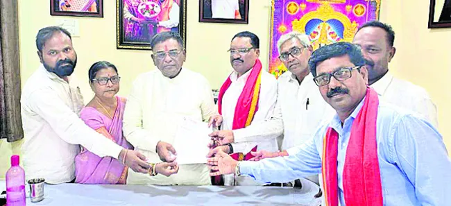 ఇళ్లపట్టాలు ఇప్పించాలి