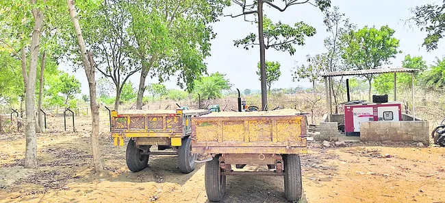 రెండు ఇసుక ట్రాక్టర్లు పట్టివేత