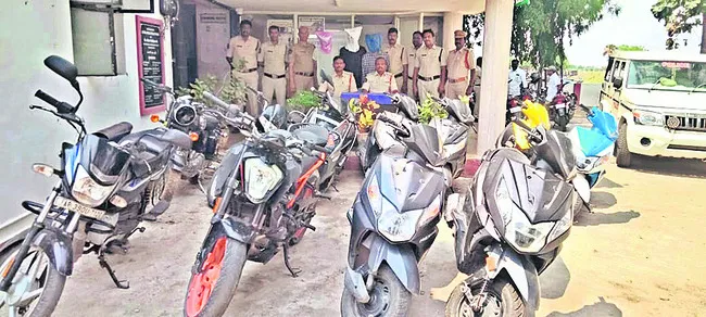 రూ.10 లక్షల విలువైన బైక్ల స్వాధీనం