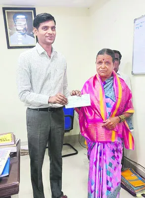 లగచర్ల రైతులకు చెక్కులు