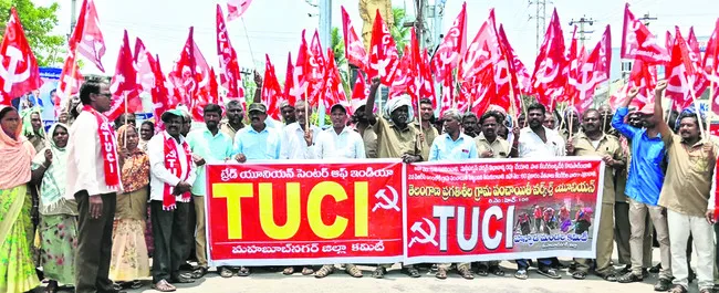 పంచాయతీ వర్కర్ల సమస్యలు పరిష్కరించాలి