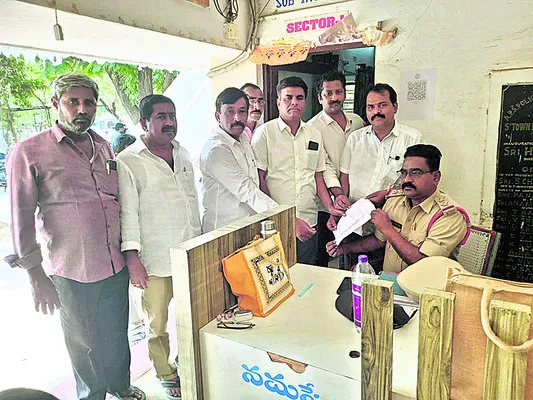 అసభ్యకర పోస్టులపై చర్యలు తీసుకోవాలి 