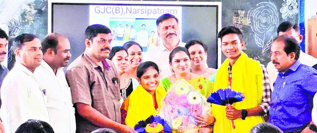 అవార్డు అందుకున్న విద్యార్థులకు సత్కారం