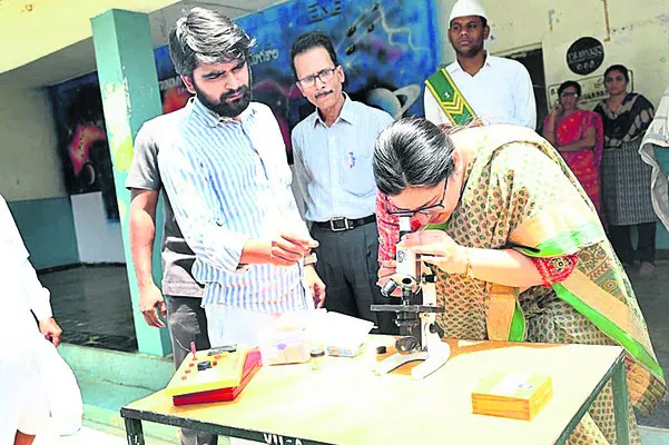 ప్రయోగశాలను సందర్శించిన కలెక్టర్