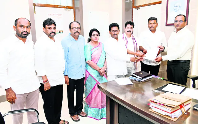 విప్ ధిక్కరిస్తే రాజకీయ భవిష్యత్తు ముగిసినట్టే..