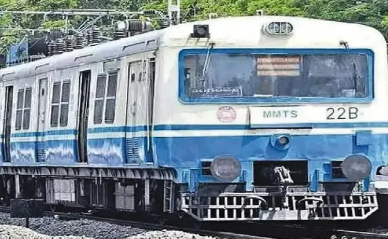 A Woman Hyderabad Creates Drama After Jumping pff MMTS