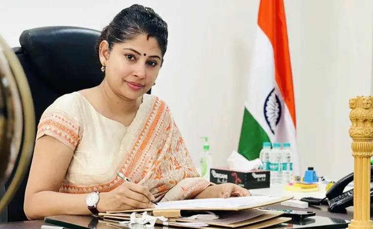Smita Sabharwal Tweet Against Telangana Government