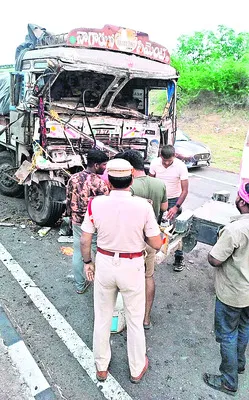 ఆగి ఉన్న లారీని ఢీ కొట్టిన మారో లారీ