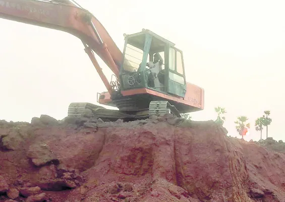 చల్లచింతలపూడిలో గ్రావెల్ అక్రమ దందా