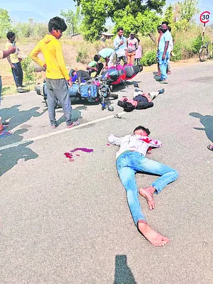 రోడ్డు ప్రమాదంలో నలుగురికి గాయాలు
