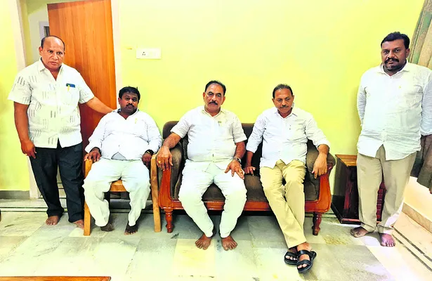 జెడ్పీ చైర్మన్లకు గన్మెన్లను తొలగించడం దారుణం