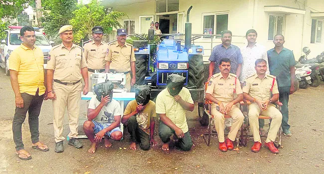 చోరీ చేశారు.. అమ్మలేక దొరికారు