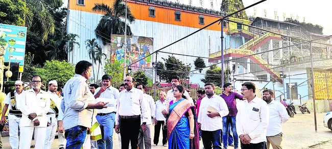 భక్తులకు సకల సౌకర్యాలు కల్పించాలి