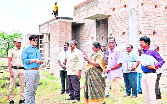 నిర్మాణ పనులను వేగవంతం చేయాలి