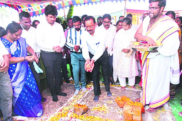 పశువుల దాహార్తి తీర్చేందుకు నీటి తొట్టెలు ఏర్పాటు