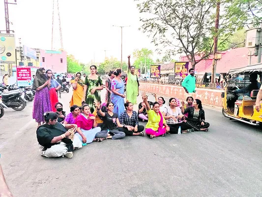 పోలీస్ స్టేషన్ ఎదుట ట్రాన్స్జెండర్ల ఆందోళన