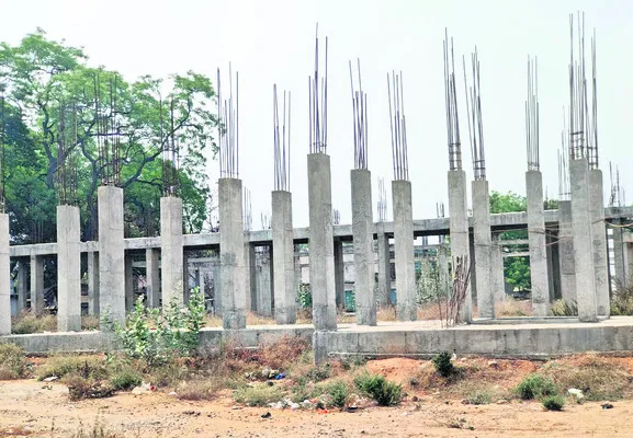 ఎల్లారెడ్డిలో పిల్లర్లకే పరిమితం