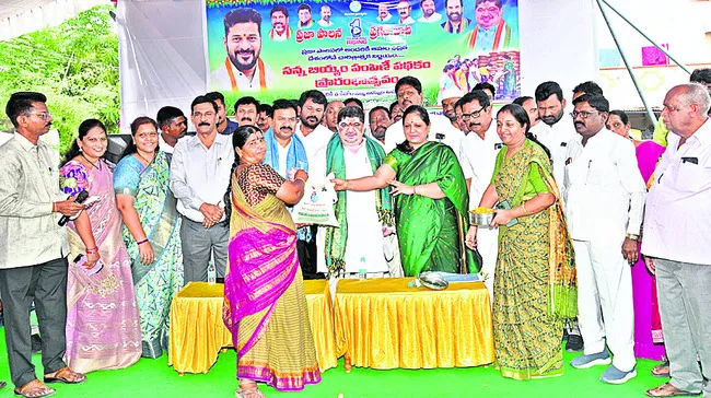 ధనికులు తినే సన్నబియ్యం పేదలకిస్తున్నాం