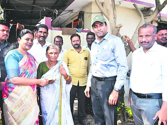 పింఛన్ల పంపిణీని పరిశీలించిన కలెక్టర్