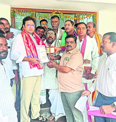 అర్చకుల సమస్యలు పరిష్కరించండి