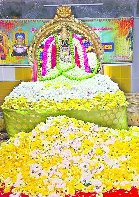 దుర్గమ్మకు మల్లెలు, చామంతులతో అర్చన