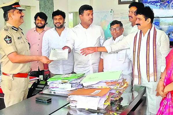 కూటమికి తొత్తులుగా పోలీసులు