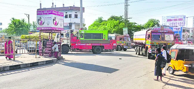 ● రోడ్లపైనే వాహనాల పార్కింగ్
