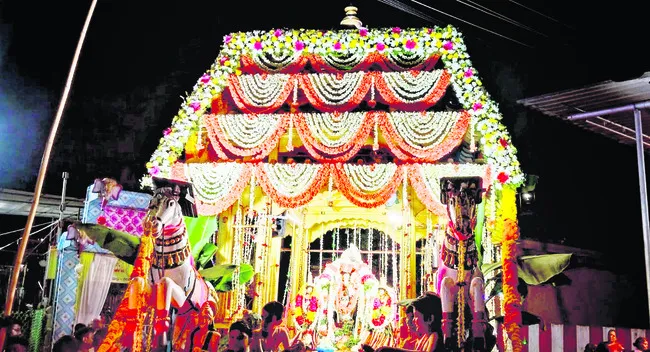 వైభవంగా ఎంబెరుమానార్ స్వామి రథోత్సవం