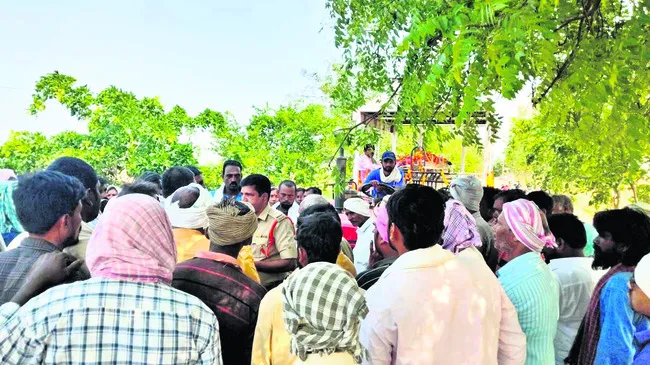 బొప్పాపూర్లో పోలీసులకు చేదు అనుభవం