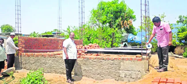 అనర్హులకు ఇందిరమ్మ ఇళ్లు