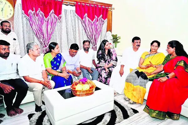 పలువురికి కవిత పరామర్శ